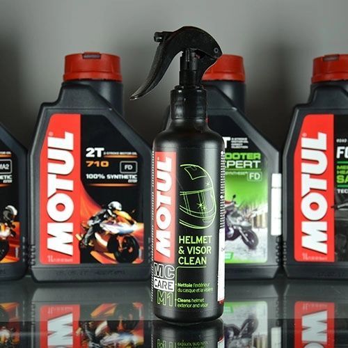 Очиститель визора Motul M1 Helmet & Visor Clean (250мл) 102992 фото